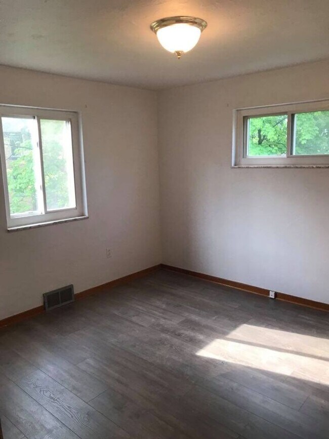 Building Photo - cen47