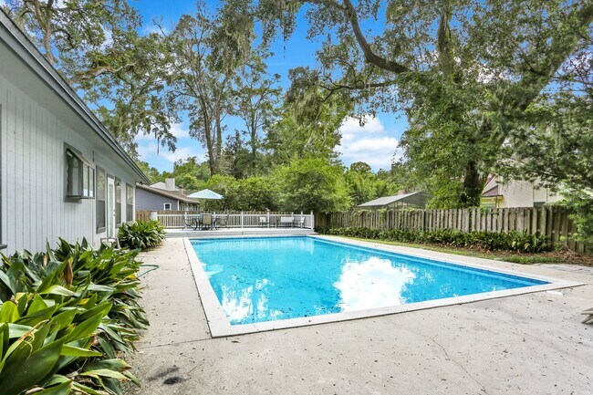 Building Photo - Pool Home in SW Gainesville