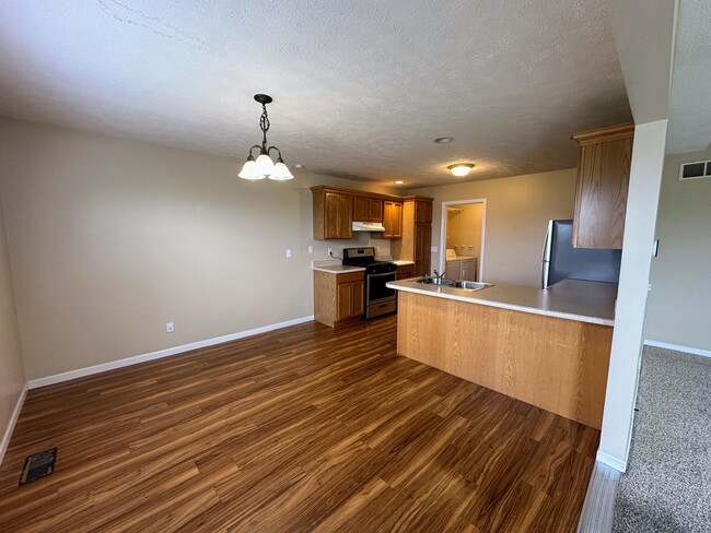 Building Photo - 703A Sunflower St