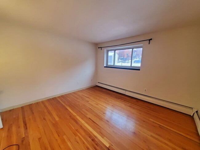 Building Photo - 245 Kelton St