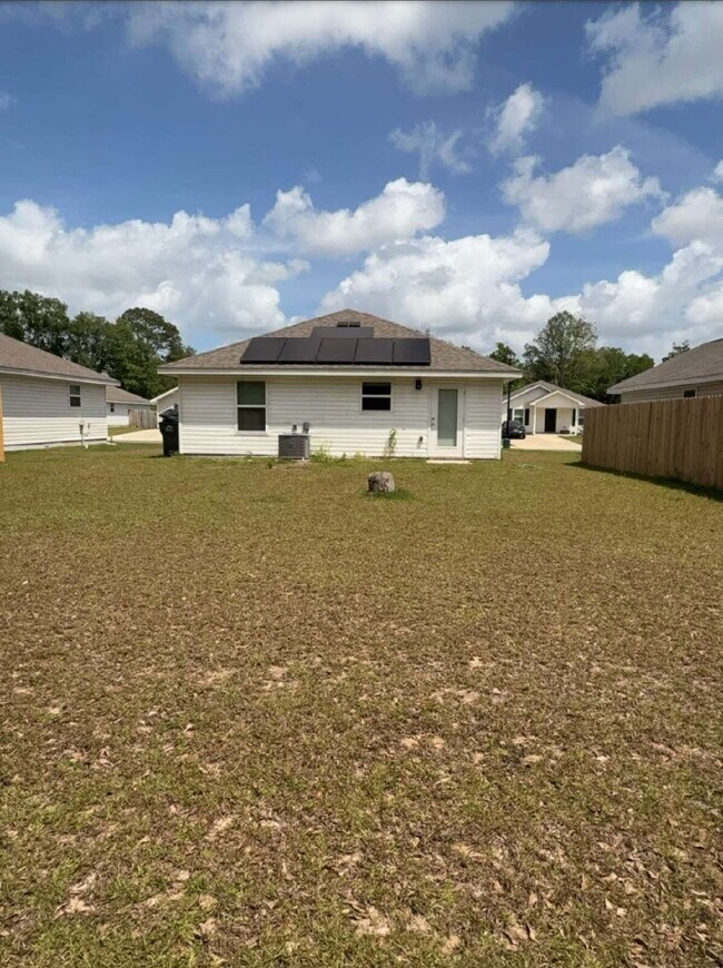 Building Photo - Charming 2-Bed Home in Cantonment - Cozy Retreat!