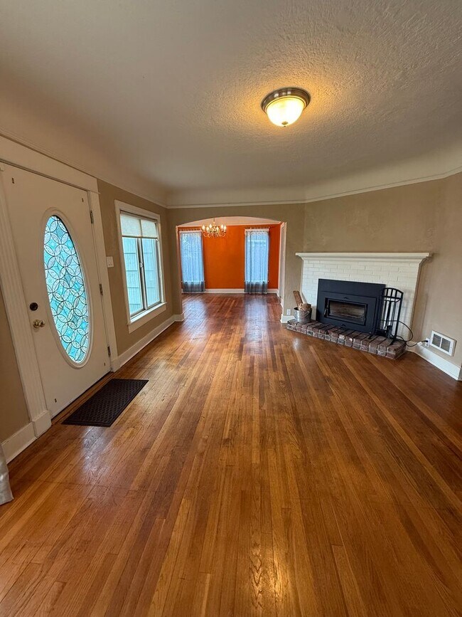 Building Photo - 3bd & 1 1/2ba with 2 Car Garage