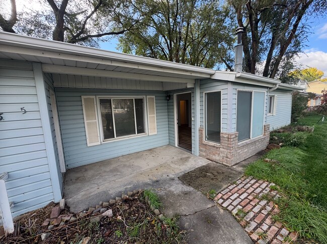 Building Photo - Cute Lehi rambler with tons of yard space and trees!