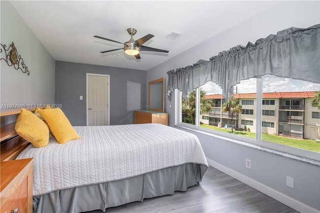 Building Photo - 681 S Hollybrook Dr