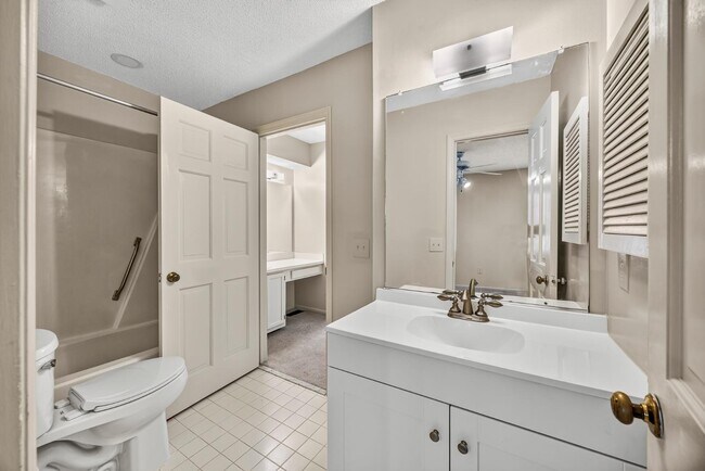 Building Photo - 850 Colony Dr