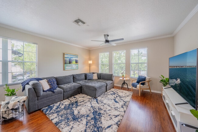 Building Photo - Town Home For Rent in Lake Brandon!