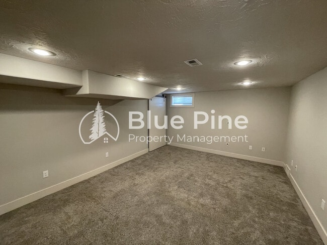 Building Photo - 662 K St