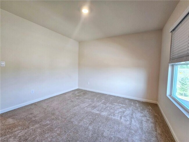 Building Photo - 306 Walnut Grv Wy