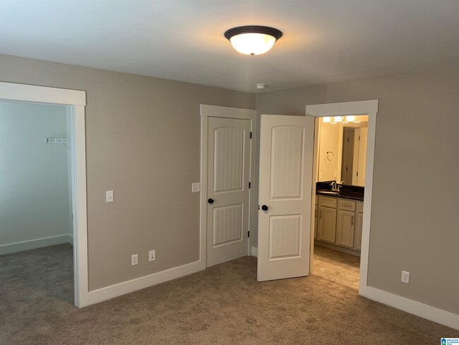 Building Photo - 5849 Longview Ln
