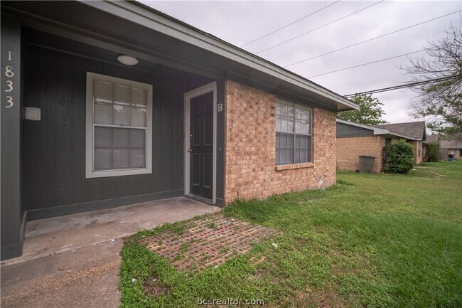 Primary Photo - 1833 Wilde Oak Cir