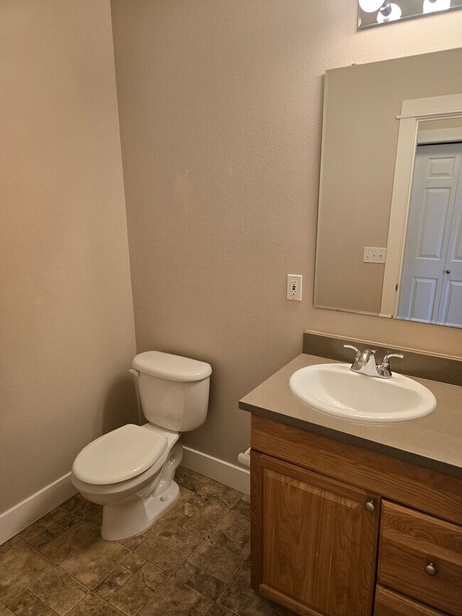 Building Photo - Beautiful 3 Bedroom Off Gilham
