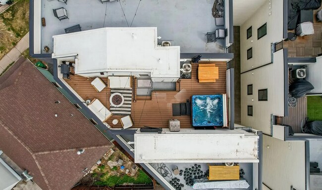 Building Photo - 2870 Tremont Pl