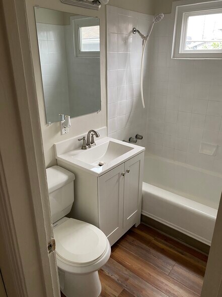 Building Photo - 1246 80th Ave