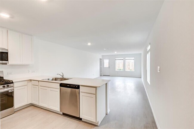 Building Photo - 611 Whoopers Lp