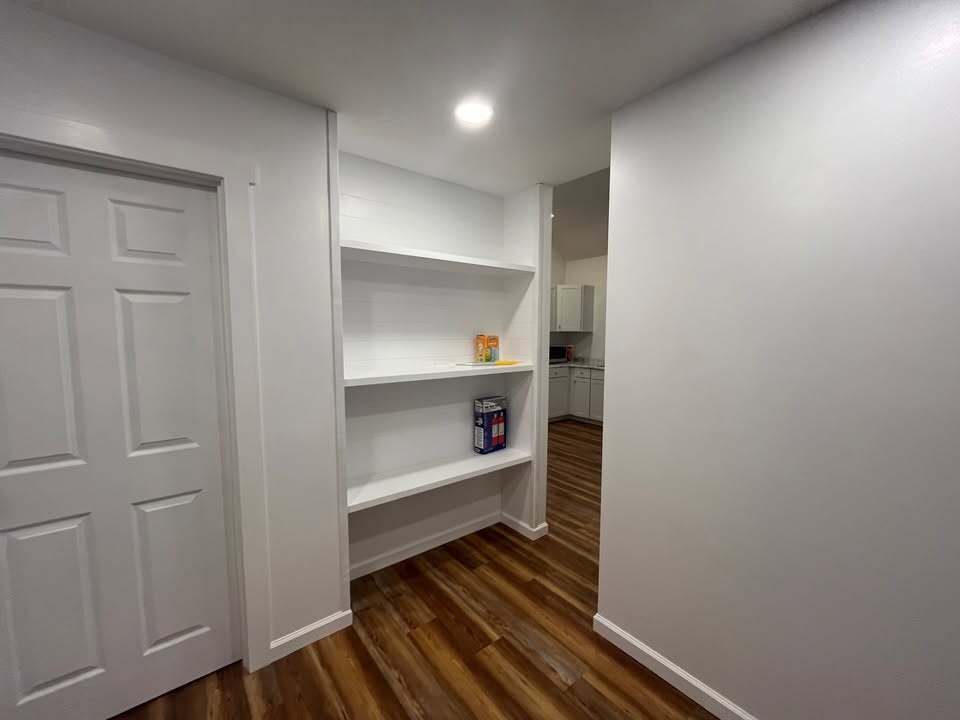 Building Photo - 560 Longcoy Ave