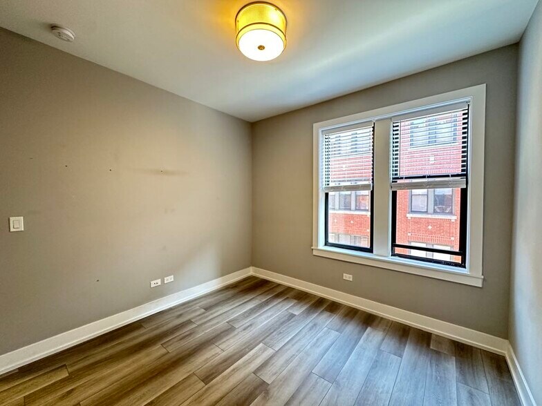 Building Photo - 3934 N Janssen Ave