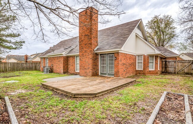 Building Photo - Style, Space, and Convenience in the Heart...