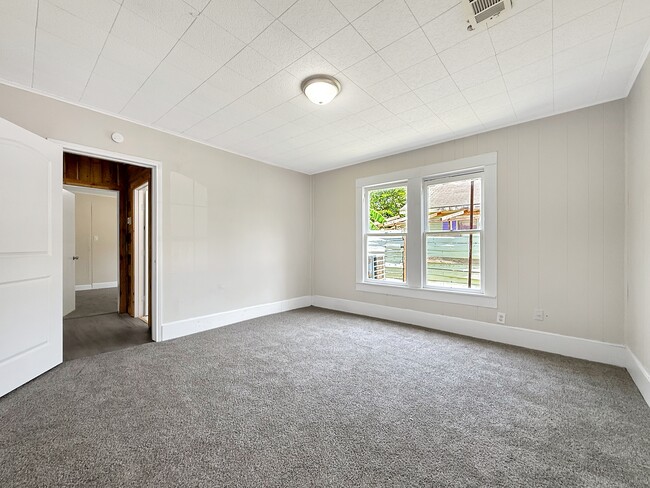 Building Photo - 304 Stimpson St