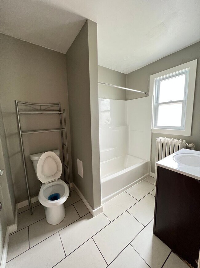 Building Photo - AVAILABLE JUNE - 4 Bed 1 Bath Townhome