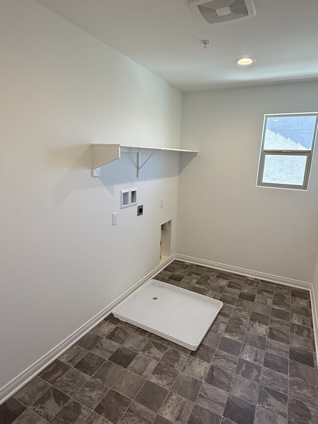 Building Photo - 4470 Hickory Ct