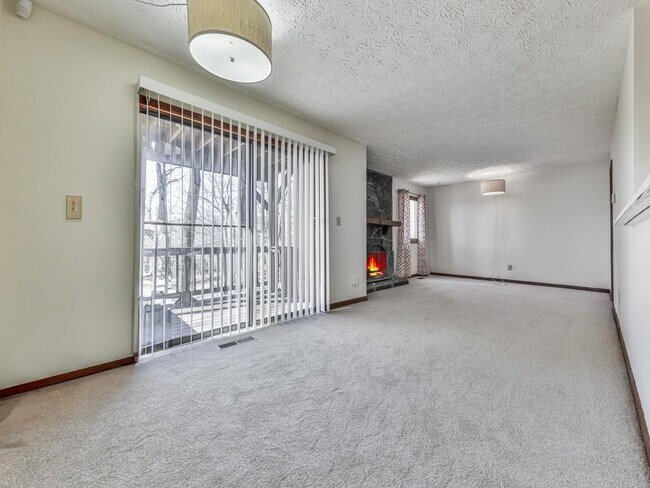 Building Photo - 1101 Fairway Oaks