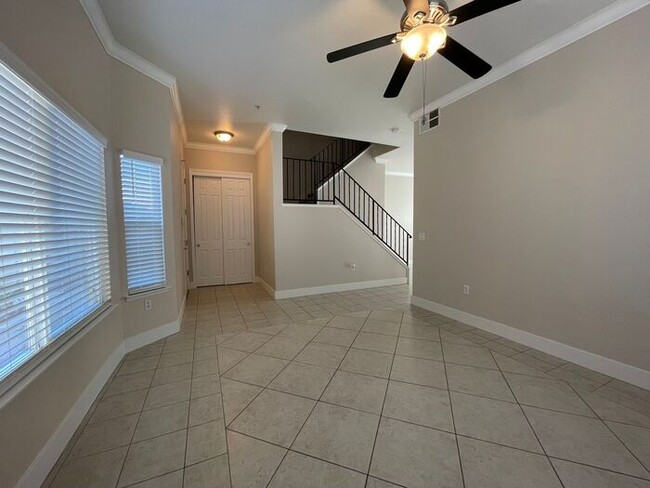 Building Photo - $500 off First Month's rent: Gorgeous 3 Be...