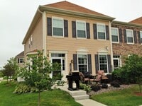 Building Photo - Spacious 3Br/2.5Ba TH w/2 CG in Maple Grove!