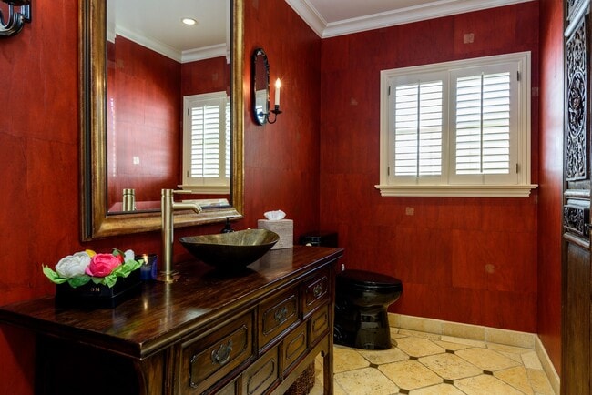 Building Photo - Classic Colonial home in the heart of pres...