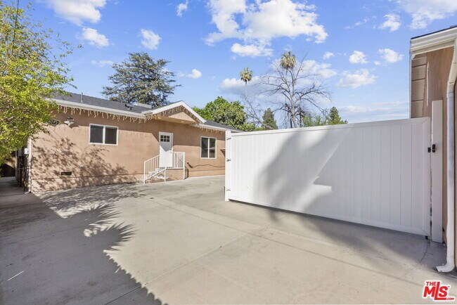 Building Photo - 6715 Cedros Ave