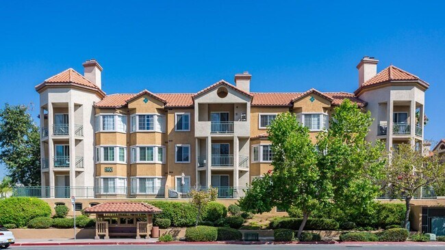 Building Photo - Corner condo in the highly desirable River Colony community!