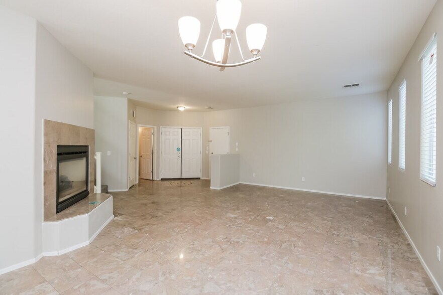 Building Photo - 1303 E Julian Dr