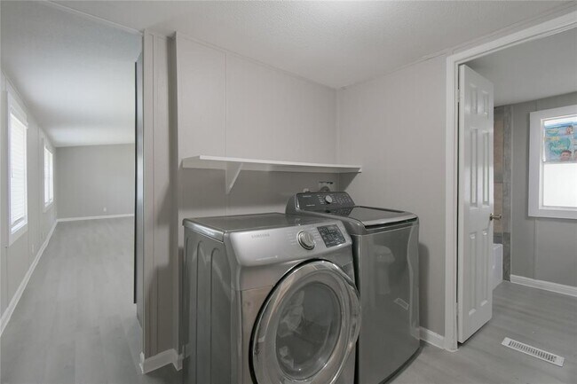 Building Photo - 22 Niederwald Dr