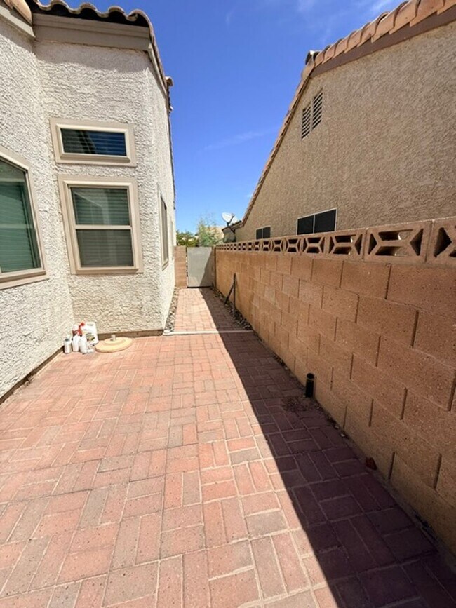Building Photo - 875 E Serpentina Ave