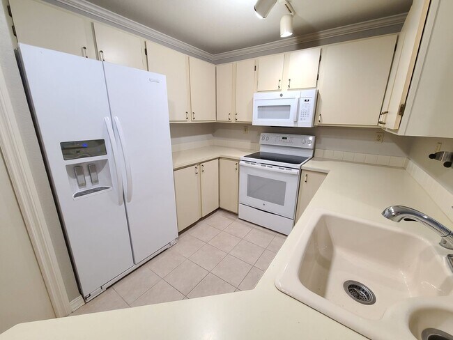 Building Photo - 2Bd/2Ba Spacious Bellevue Condo - W/S/G & ...