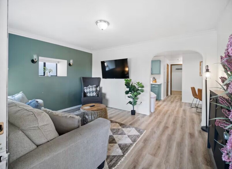 Building Photo - 2117 W Riverside Ave