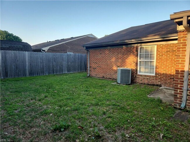 Building Photo - 6045 Bradford Dr