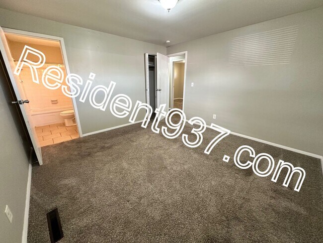 Building Photo - 3 bed 2 bath Home