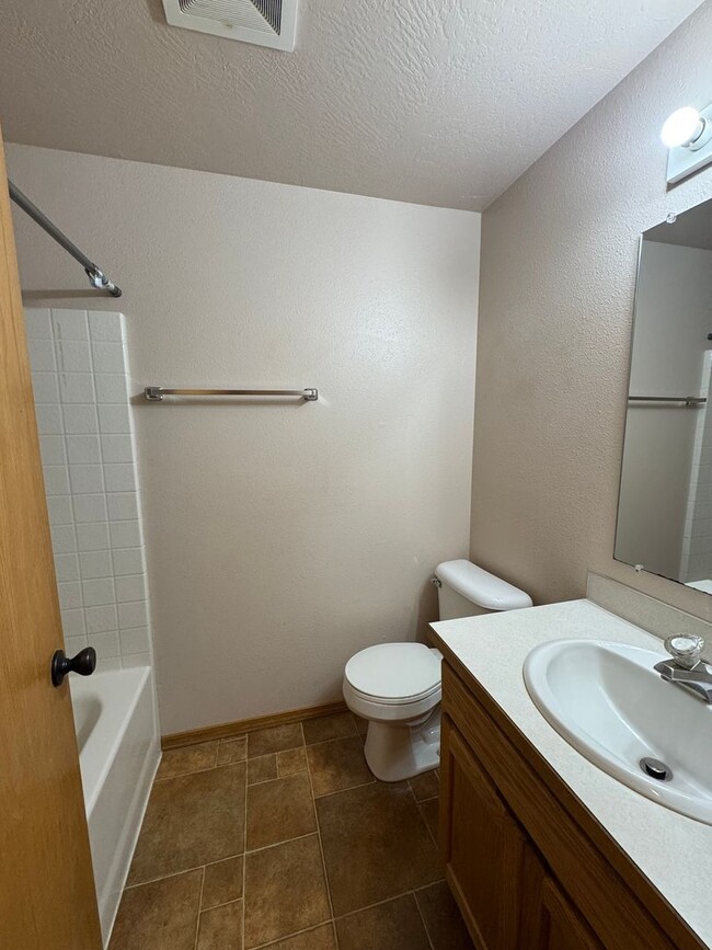 Building Photo - 3 Bedroom 2 Bath House in Bethel-Danebo