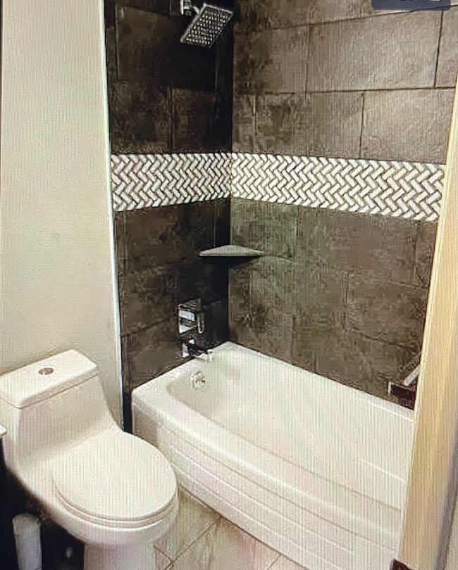 Main bathroom - 6359 Yarrow St