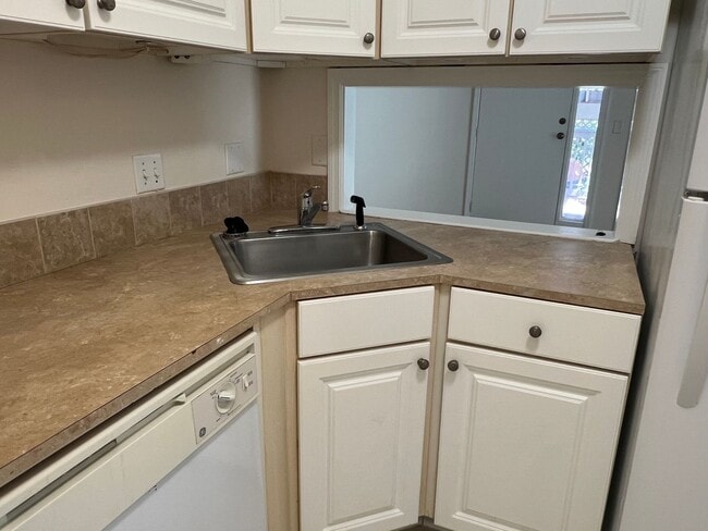 Building Photo - First Floor Forest Gardens - Walk to Beach!