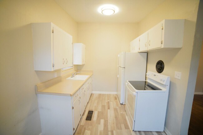 Building Photo - 2 Bed / 1 Bath HOME