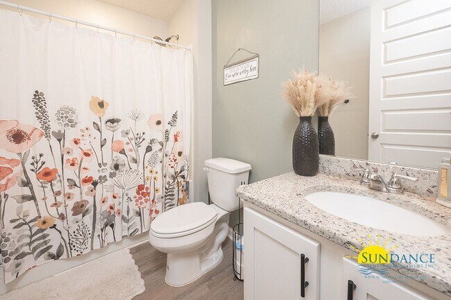 Building Photo - Stunning 4 Bedroom Home in Crestview! -Sol...