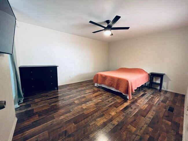 Master bedroom - 9810 Osuna Rd NE