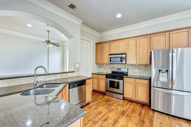 Building Photo - 2514 Maxroy St