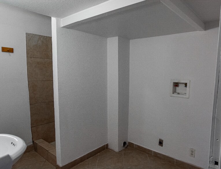 Building Photo - 811 Barrymore Blvd