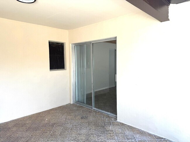 Building Photo - 608 Sesame Ln