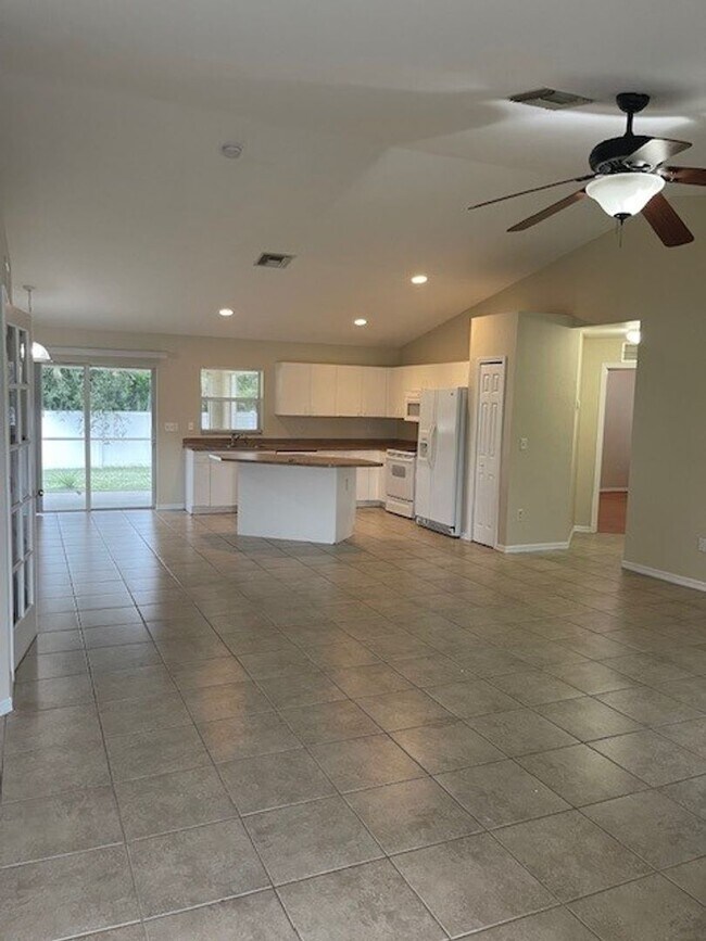 Building Photo - 910 SW 34th Terrace