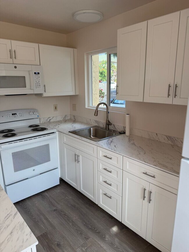 Building Photo - Aloha Apartments