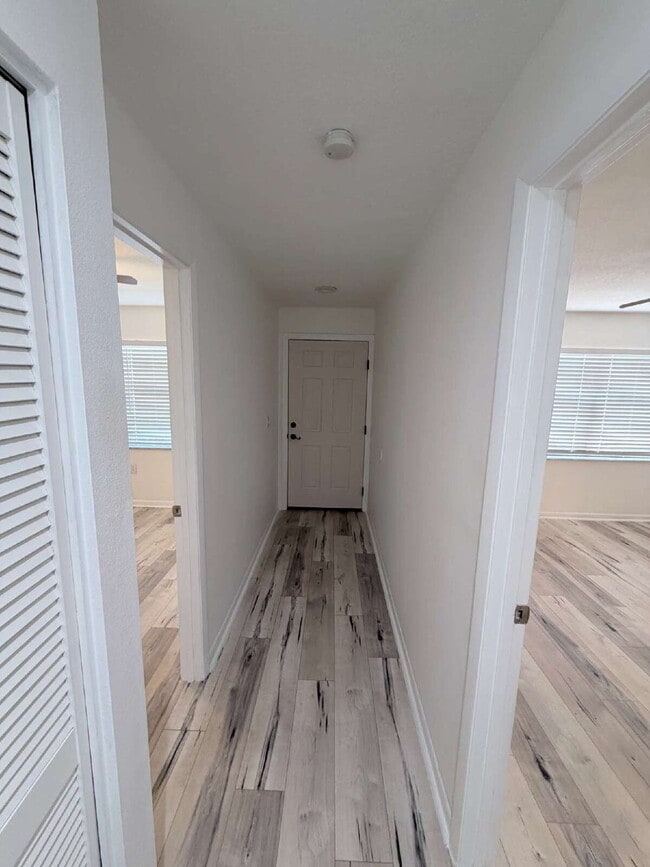 Building Photo - 2 Bedroom Condo on a Corner Lot Available for Rent