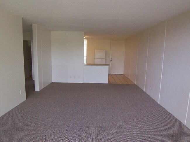 Building Photo - Ridgecrest ~ Spacious 2 Bedroom w/ 2 Reser...